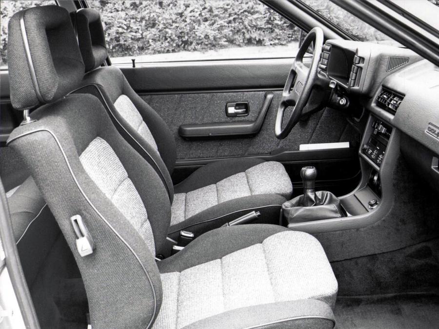 Интерьер Audi Coupe Quattro (81, 85) 1984 года  (фото 7 из 10)